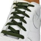Elastische veters zonder strikken plat 6mm magnetische sluiting mosgroen geregen in witte Nike Air Force 1
