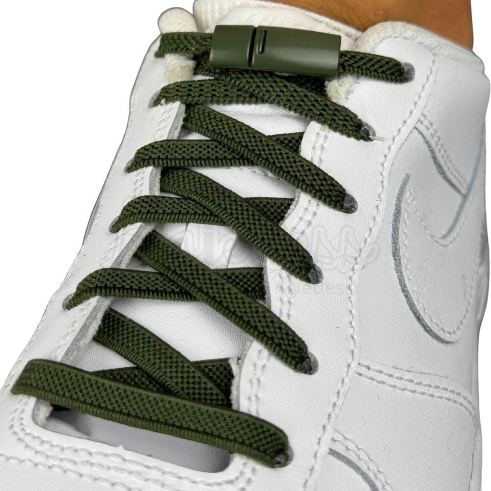 Elastische veters zonder strikken plat 6mm magnetische sluiting mosgroen geregen in witte Nike Air Force 1