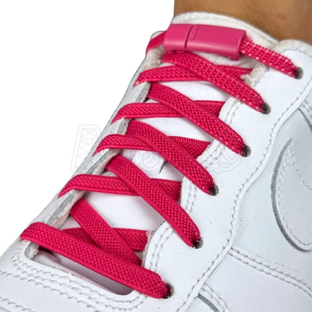 Elastische veters zonder strikken plat 6mm magnetische sluiting rozenrood geregen in witte Nike Air Force 1