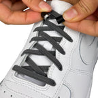 Elastische veters zonder strikken plat 6mm metalen draai capsule antraciet detailfoto van hoe de sluiting werkt