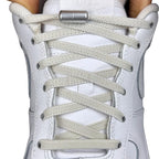 Elastische veters zonder strikken plat 6mm metalen draai capsule beige met stretch uitgerekt