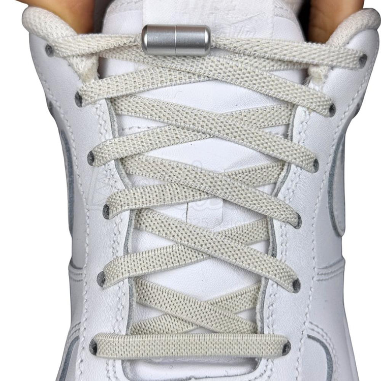 Elastische veters zonder strikken plat 6mm metalen draai capsule beige met stretch uitgerekt