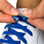 Elastische veters zonder strikken plat 6mm metalen draai capsule blauw detailfoto van hoe de sluiting werkt