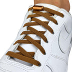 Elastische veters zonder strikken plat 6mm metalen draai capsule bruin geregen in witte Nike Air Force 1