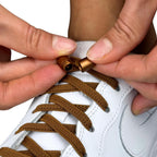 Elastische veters zonder strikken plat 6mm metalen draai capsule bruin detailfoto van hoe de sluiting werkt