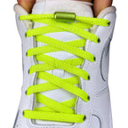 Elastische veters zonder strikken plat 6mm metalen draai capsule fluorescerend groen met stretch uitgerekt