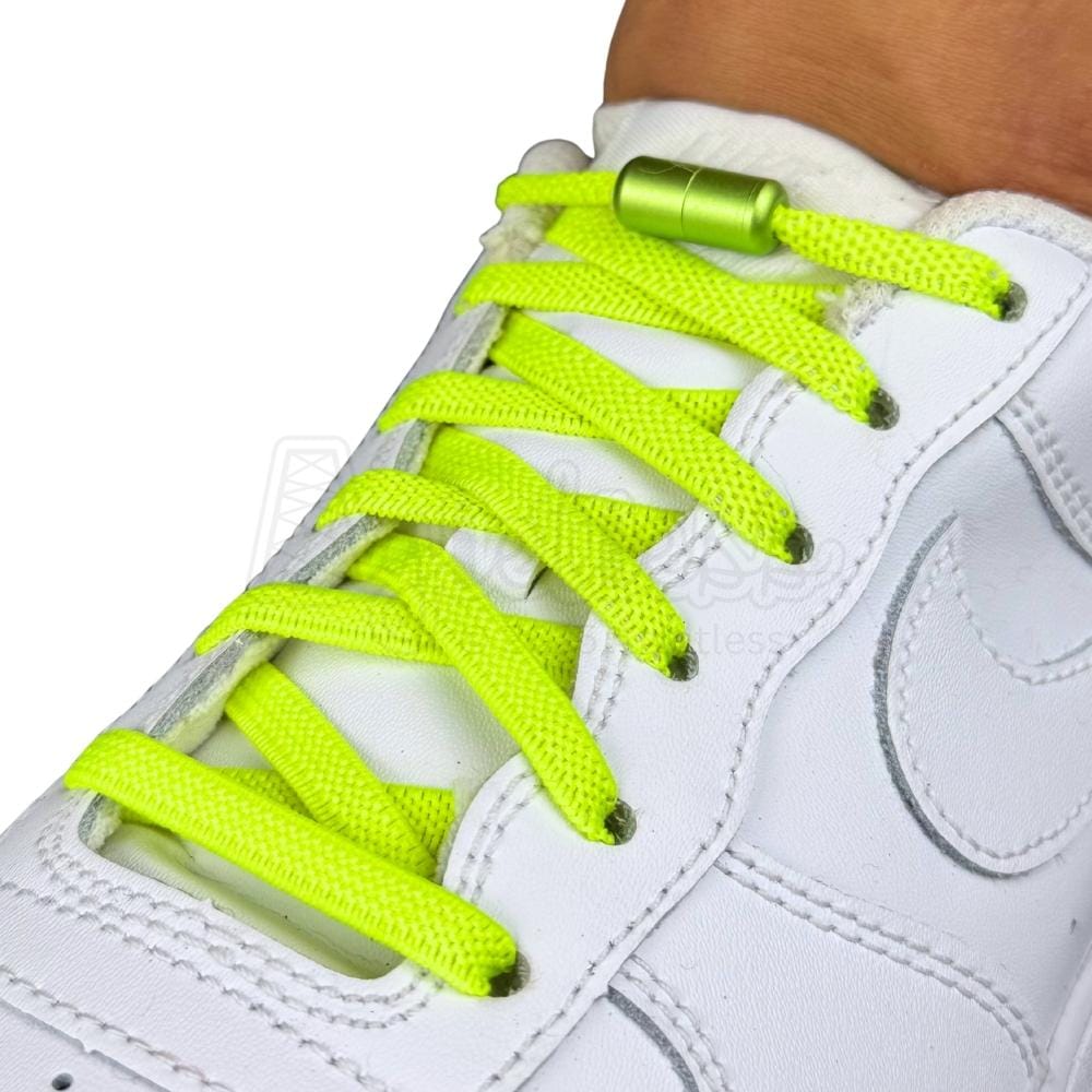 Elastische veters zonder strikken plat 6mm metalen draai capsule fluorescerend groen geregen in witte Nike Air Force 1