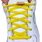 Elastische veters zonder strikken plat 6mm metalen draai capsule geel met stretch uitgerekt