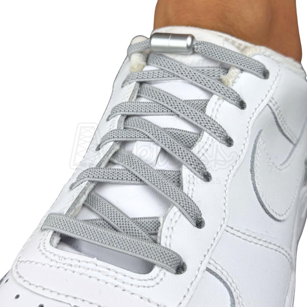 Elastische veters zonder strikken plat 6mm metalen draai capsule grijs geregen in witte Nike Air Force 1