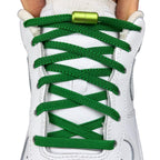 Elastische veters zonder strikken plat 6mm metalen draai capsule groen met stretch uitgerekt