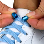 Elastische veters zonder strikken plat 6mm metalen draai capsule hemelsblauw detailfoto van hoe de sluiting werkt