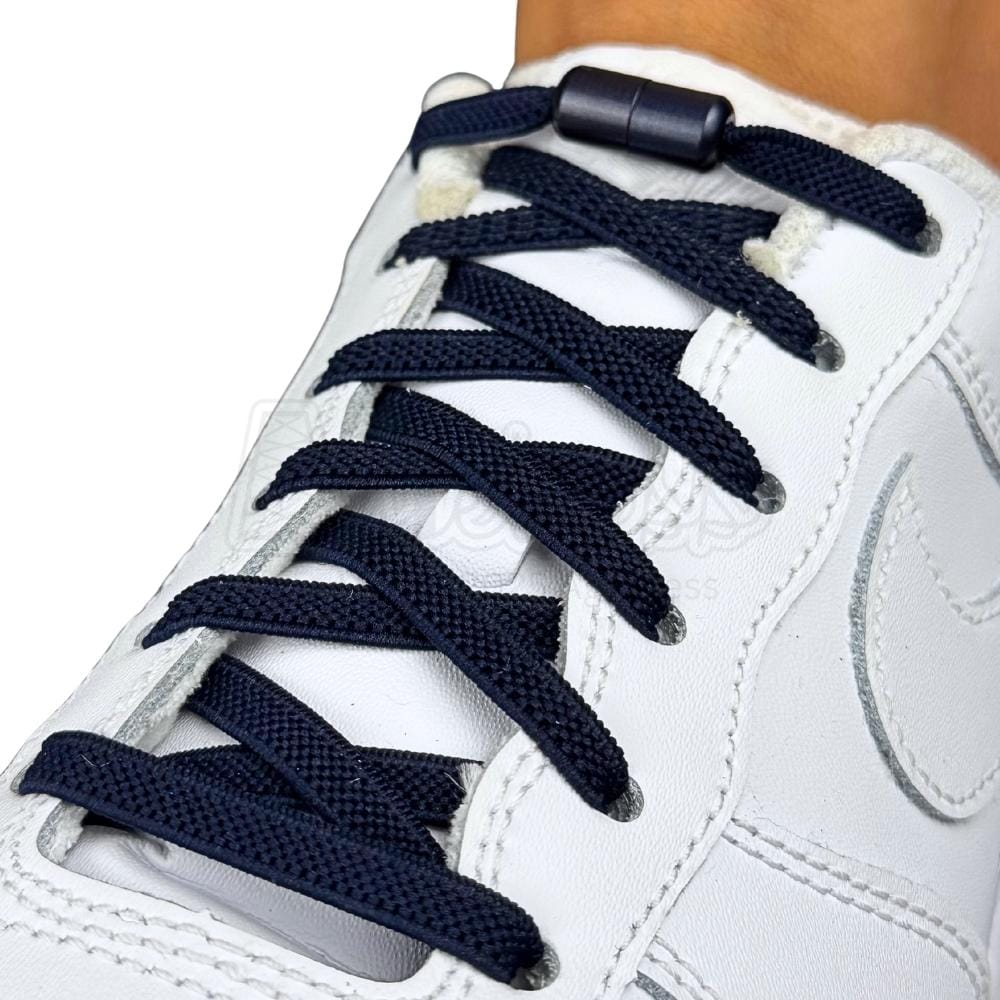 Elastische veters zonder strikken plat 6mm metalen draai capsule marineblauw geregen in witte Nike Air Force 1