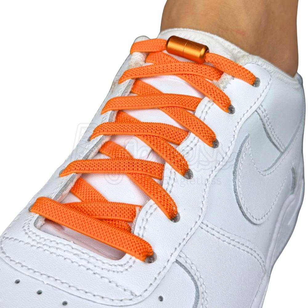 Elastische veters zonder strikken plat 6mm metalen draai capsule oranje geregen in witte Nike Air Force 1