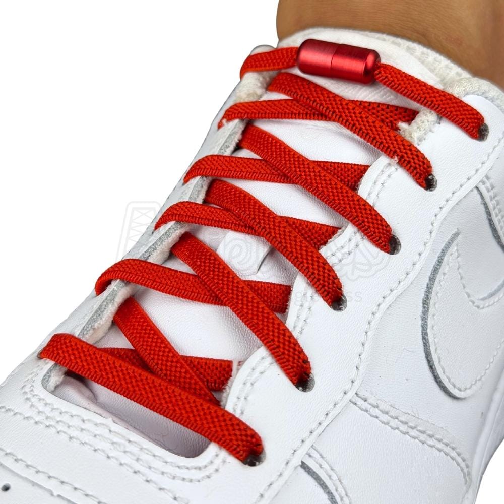 Elastische veters zonder strikken plat 6mm metalen draai capsule rood geregen in witte Nike Air Force 1