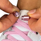 Elastische veters zonder strikken plat 6mm metalen draai capsule roze detailfoto van hoe de sluiting werkt