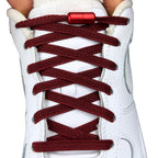 Elastische veters zonder strikken plat 6mm metalen draai capsule wijnrood met stretch uitgerekt