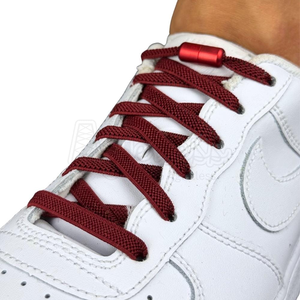 Elastische veters zonder strikken plat 6mm metalen draai capsule wijnrood geregen in witte Nike Air Force 1