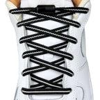 Elastische veters zonder strikken plat 6mm metalen draai capsule zwart wit met stretch uitgerekt