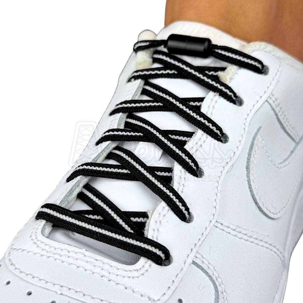 Elastische veters zonder strikken plat 6mm metalen draai capsule zwart wit geregen in witte Nike Air Force 1
