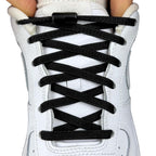 Elastische veters zonder strikken plat 6mm metalen draai capsule zwart met stretch uitgerekt