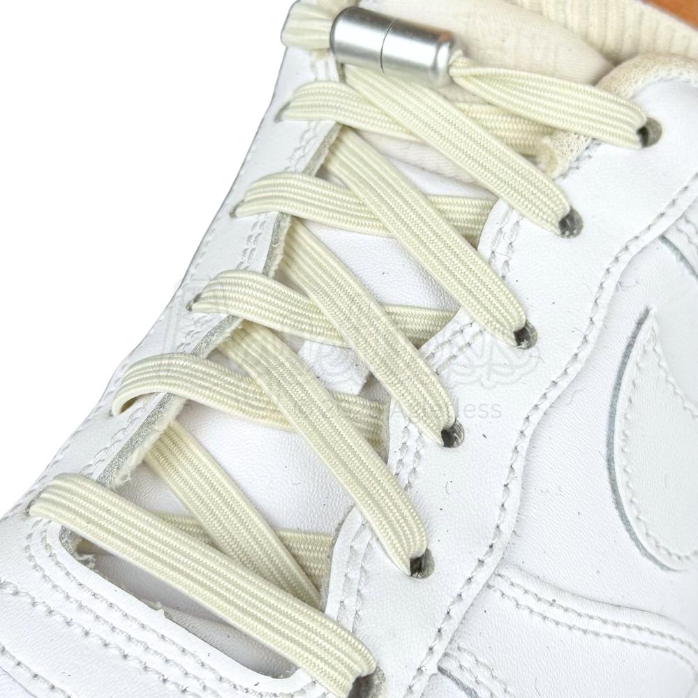 Elastische veters zonder strikken plat 7mm capsule sluiting beige geregen in witte Nike Air Force 1