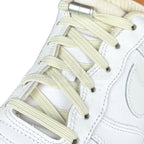 Elastische veters zonder strikken plat 7mm capsule sluiting beige geregen in witte Nike Air Force 1