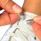 Elastische veters zonder strikken plat 7mm capsule sluiting beige detailfoto van hoe de sluiting werkt