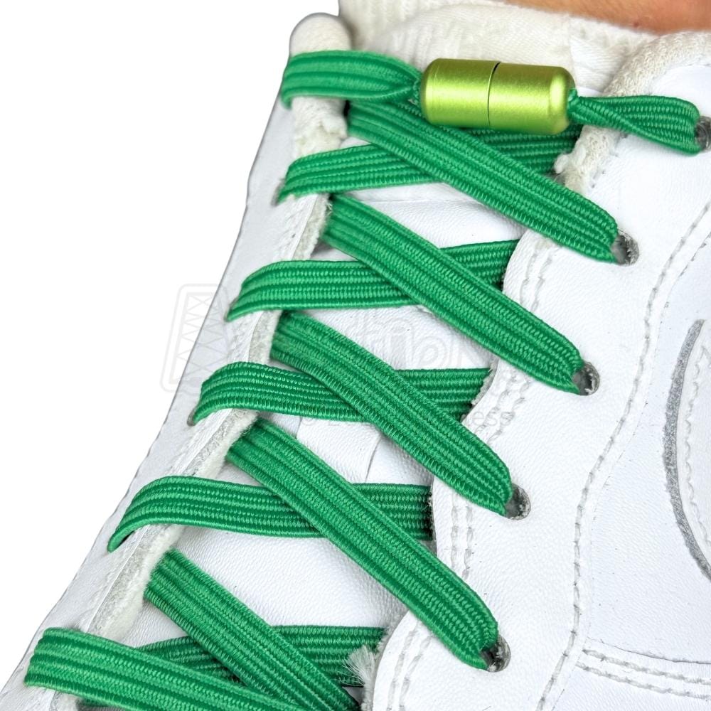 Elastische veters zonder strikken plat 7mm capsule sluiting groen geregen in witte Nike Air Force 1
