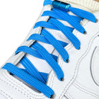 Elastische veters zonder strikken plat 7mm capsule sluiting hemelsblauw geregen in witte Nike Air Force 1
