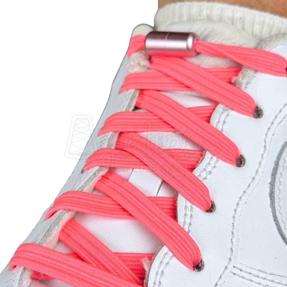 Elastische veters zonder strikken plat 7mm capsule sluiting oranjerood geregen in witte Nike Air Force 1