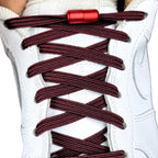 Elastische veters zonder strikken plat 7mm capsule sluiting wijnrood met stretch uitgerekt