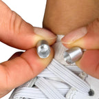 Elastische veters zonder strikken plat 7mm capsule sluiting wit detailfoto van hoe de sluiting werkt