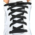 Elastische veters zonder strikken plat 7mm capsule sluiting zwart met stretch uitgerekt