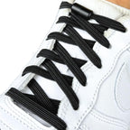 Elastische veters zonder strikken plat 7mm capsule sluiting zwart geregen in witte Nike Air Force 1