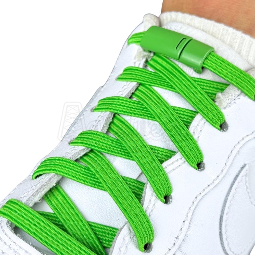 Elastische veters zonder strikken plat 7mm magnetische sluiting appelgroen geregen in witte Nike Air Force 1