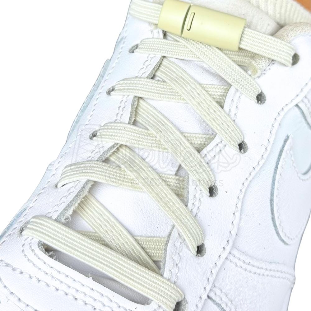 Elastische veters zonder strikken plat 7mm magnetische sluiting beige geregen in witte Nike Air Force 1