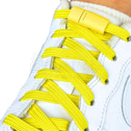 Elastische veters zonder strikken plat 7mm magnetische sluiting geel geregen in witte Nike Air Force 1