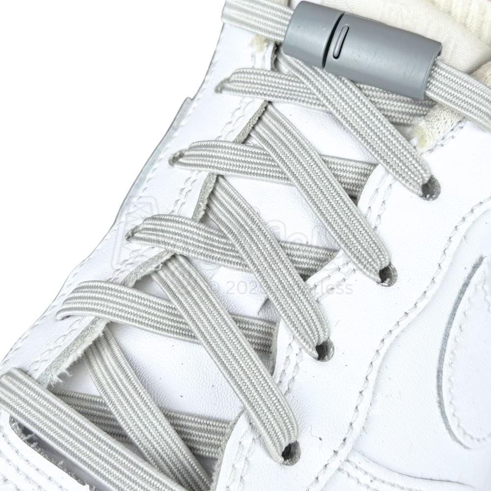 Elastische veters zonder strikken plat 7mm magnetische sluiting grijs geregen in witte Nike Air Force 1