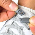 Elastische veters zonder strikken plat 7mm magnetische sluiting grijs detailfoto van hoe de sluiting werkt