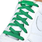 Elastische veters zonder strikken plat 7mm magnetische sluiting groen geregen in witte Nike Air Force 1