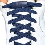 Elastische veters zonder strikken plat 7mm magnetische sluiting marineblauw met stretch uitgerekt