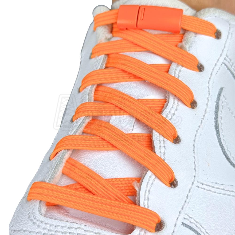 Elastische veters zonder strikken plat 7mm magnetische sluiting oranje geregen in witte Nike Air Force 1