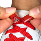 Elastische veters zonder strikken plat 7mm magnetische sluiting rood detailfoto van hoe de sluiting werkt