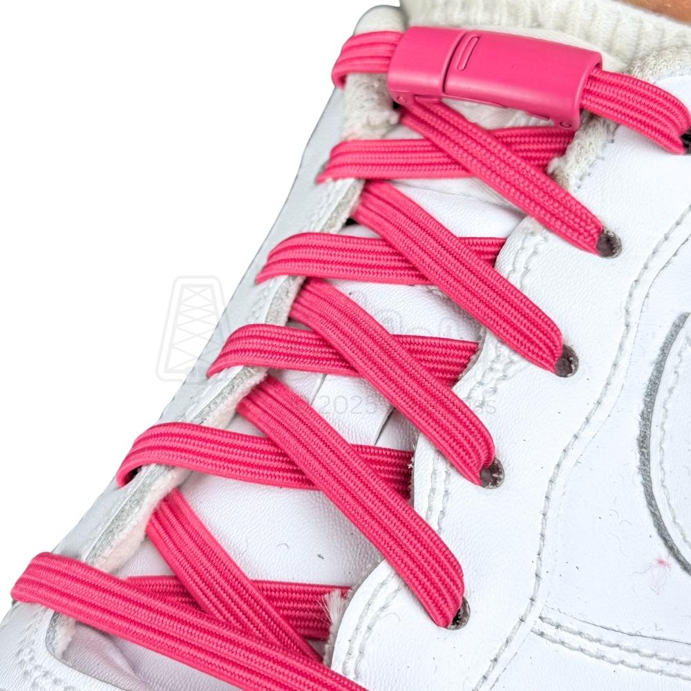 Elastische veters zonder strikken plat 7mm magnetische sluiting rozenrood geregen in witte Nike Air Force 1