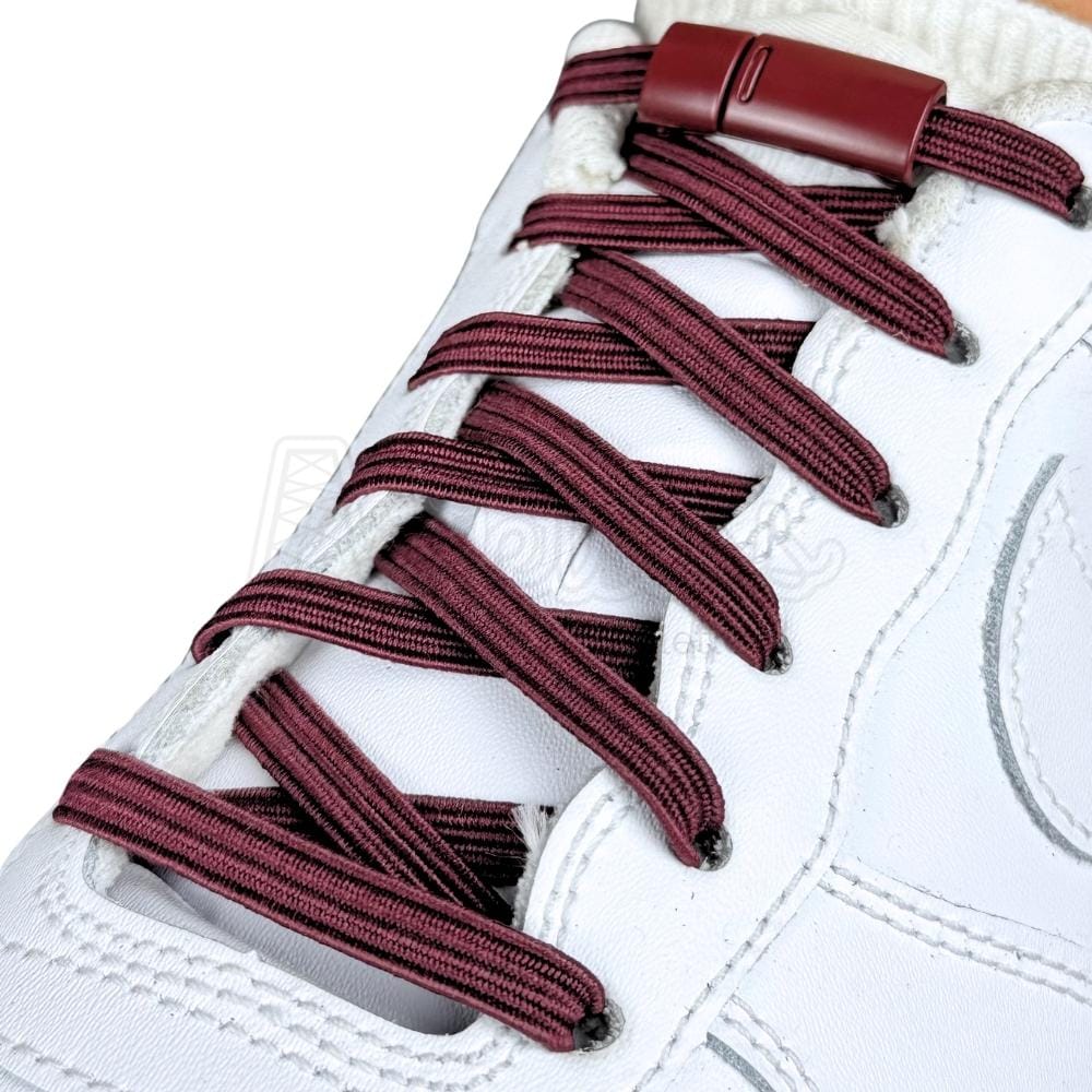 Elastische veters zonder strikken plat 7mm magnetische sluiting wijnrood geregen in witte Nike Air Force 1