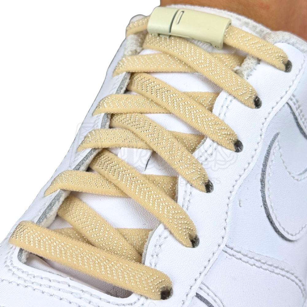 Elastische veters zonder strikken plat 8mm magnetische sluiting beige geregen in witte Nike Air Force 1