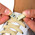 Elastische veters zonder strikken plat 8mm magnetische sluiting beige detailfoto van hoe de sluiting werkt