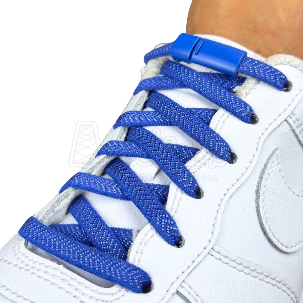 Elastische veters zonder strikken plat 8mm magnetische sluiting blauw geregen in witte Nike Air Force 1