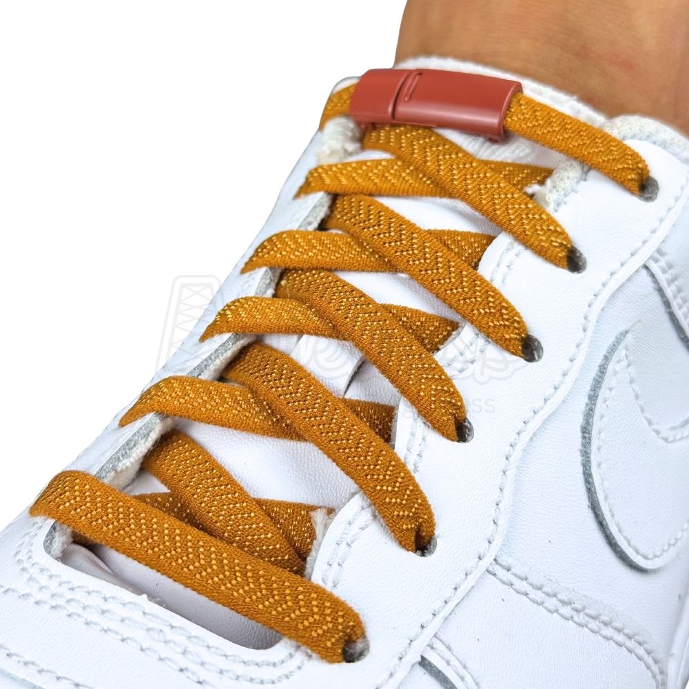 Elastische veters zonder strikken plat 8mm magnetische sluiting bruin geregen in witte Nike Air Force 1