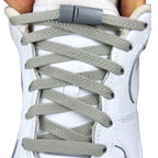 Elastische veters zonder strikken plat 8mm magnetische sluiting grijs met stretch uitgerekt